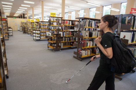 étudiante déficiente visuelle accessibilité bibliothèque 