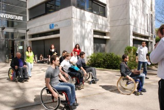 étudiant en fauteuil devant uiversité