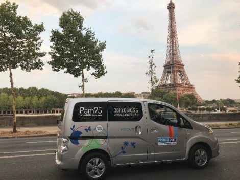 Pam75 près de la Tour Eiffel