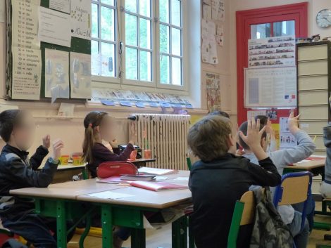 enfants apprenant les chiffres en LSF