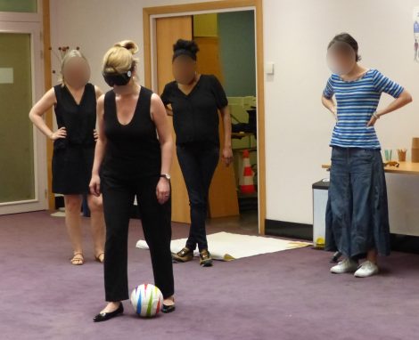 adultes jouant au cécifoot