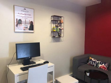 salle avec ordinateur où est organisée les séances de shopping en ligne