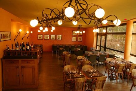 salle du bistrot des terres au curé