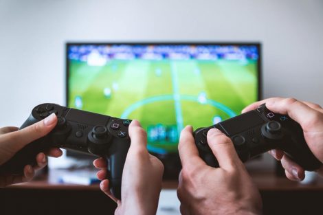2 joueurs jouant à un jeu vidéo