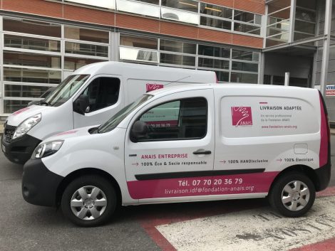 deux camions de livraison adaptée