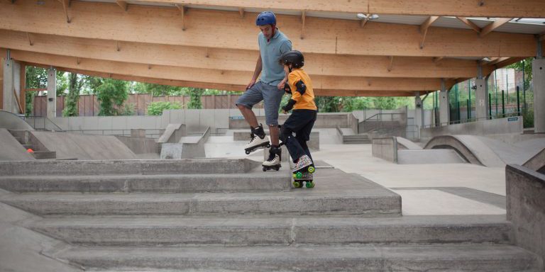 un père et son fils faisant du roller